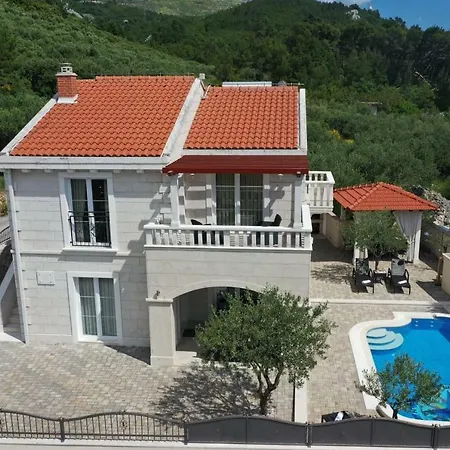 Tomo Villa *
